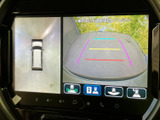 車両周囲の映像を複数の視点から確認でき、駐車時に周辺の状況を把握するのに役立ちます。画面内のガイド表示も確認しながら、停車位置を調整する際の目安として活用いただけます。日常の駐車をサポートします。
