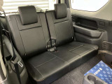 【リアシート】後部座席は広くはありませんが短距離の移動にはちょうどいいです。機能性と収納性が優先された設計となっております。