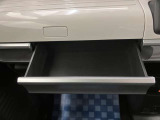 【インパネボックス】助手席の引き出しはティッシュボックスがピッタリ収まる大きさです。