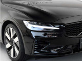 ひときわ印象的なT字型のLEDヘッドライトは、新世代のボルボを象徴するユニークなアイコンとなっています。LEDデイタイム・ランニング・ライトやポジションライト、ウインカーの役割も果たします。