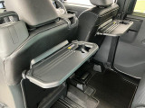 【シートバックテーブル】助手席シートをアレンジでテーブルに変身♪車内でのお食事などで活躍します♪
