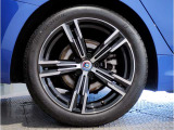 【BMWアロイホイル】軽量かつ強度に拘ったアロイホイル。走行性能ポテンシャルを引き出す設計。車の足元を引き締めてくれる大きなポイントはアロイホイルです。