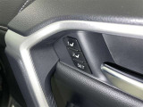 シートメモリー機能装備付きです。シートの位置をそれぞれ記憶しておく事ができるので、ご家族や、複数の方で車を乗られるオーナー様には、便利な機能です。