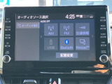 オーディオソース選択画面では、AM・FMや交通情報、USB、Bluetoothなどの項目を表示。使いたい音源を画面で選べるため、移動中の気分に合わせて音を楽しめます。