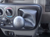 【マニュアルシフトレバー】ドライバー自らが1段ずつ手動でギアチェンジしながら運転するマニュアル車です。
