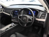 インストルメントパネルは僅かに運転席側へと傾けられているほか、余計なスイッチ類を可能な限り排し、運転に集中しやすい環境を造り出しています。