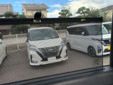 左右スライドドアにはロールアップカーテンが付いてます。