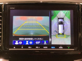 マルチビューカメラシステム搭載車です。お車の周囲を全方位でカバーします。後方・前方・両脇と、コンディションが悪い視界でもカラーモニターに映し出した映像がドライバーをサポートします。