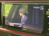 画面にテレビ番組が表示され、停車中に映像を視聴できる装備です。お出かけ先での休憩時間などに活用でき、画面上で現在の表示を確認しやすい仕様です。