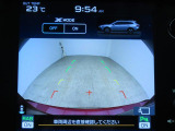 ■リヤビューカメラの映像です。ステアリング連動ガイドラインが、後退時の予想進路を表示し、運転のサポートを致します。