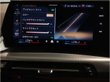 【ⅰドライブナビゲーション】文字情報も鮮明に表示する高解像度カラーディスプレイを採用。視認性に優れた地図デザインと特徴的な建造物を目印にした描写表示で現在位置を把握できます。地図データの更新も可能です