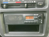 オーディオは表示部とボタンがまとまった配置で、運転席から目に入りやすい位置にあります。空調操作部も近くに並び、日常の移動中にも操作箇所を確認しやすい構成です。
