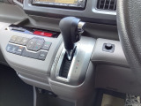 インパネシフトだから視線の移動も少なく足元もスッキリ♪運転席もゆったりしているのでゆとりを持ってドライブできますね!