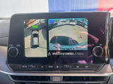 アラウンドビューモニターが装備されてるから、駐車場での車庫入れや、狭い道での走行もカメラで確認が出来るので安心。