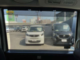 ロールシェイドは左右のサイドガラスに装備されています。日差しを遮り、車内温度上昇を抑制します。また、プライバシー保護にも役立ちます。
