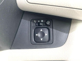 【電動格納ミラー】サイドミラーは電動格納式となっており、狭い駐車場でもキズがつくリスクを抑えられます。