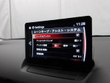 ハンドル操作をアシストすることにより車線からの逸脱回避を支援します。