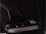 【サンルーフ】高級車のマストアイテムのガラス・サンルーフ。開放感のある室内空間を演出してくれます。