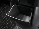◆センターロアボックス◆インパネ中央の下部には、ごみ箱としても使用する事ができるセンターロアボックスを装備しております。