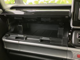 助手席前には、手荷物や小物を収納できるスペースを確保しています。開いた状態で中を見渡しやすく、必要なものを整理して収めるのに便利です。