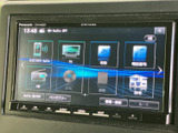 音楽やテレビ、ラジオなどのメニューが一覧で表示され、使いたい項目を見つけやすい画面です。タッチ操作で切り替えられ、日常の移動を快適にします。