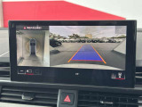●リアビューカメラ『入車経路を算出し、ガイドラインと補助線をディスプレイに表示します。同時にバンパーに内蔵のセンサーが障害物を感知し音で注意を促します。後方の死角も安心していただけます。』