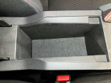 センターコンソールの中にも収納スペース!運転席周りをすっきり保てます!