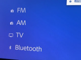 Bluetooth(ブルートゥース)接続機能付き。スマートフォンなどからお気に入りの音楽をワイヤレス再生できます。ドライブがさらに楽しくなりますね。