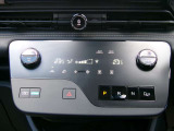 快適オートエアコン付♪設定温度をキープし車内を快適な温度に保ちます♪