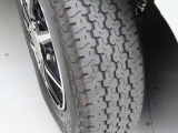 タイヤサイズは「145/80R12」になります。タイヤの溝は約5mm残っています。