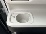 ホットドリンクをちょうどいい温度でキープしてくれる保温機能付きのホットカップホルダーは軽初の装備!運転席と助手席に装備♪