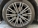 BMWならではの卓越した走りを支えるホイールと足回りです!日本車の走りに慣れている方にもぜひ体感して頂きたいほど、高いレベルでまとまっています!