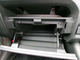 車検証ブックや小物などが収納できるスペースがあります。