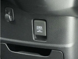 ◆12V電源ソケット◆スマートフォンの充電等にも便利な電源ソケット!使いやすい場所に装備されています。