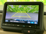 後方の映像にガイドラインが表示され、駐車時に車両周囲を確認する目安として活用できます。画面で後方の状況を把握しながら、落ち着いて駐車操作を行えます。