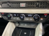 操作性の良いエアコンパネル。前席シートヒーターで寒い冬も快適ドライブ。