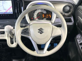インテリアに合わせたデザインのステアリングは、運転される方のことも考え、運転しやすい形状、大きさです。是非一度、実際に触ってお確かめください。