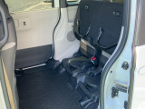 狭い駐車場でも乗り降りしやすいスライドドア!お子様の送り迎えやお買い物にも便利です♪
