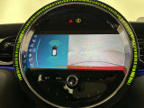 駐車をスマートにサポート。バックカメラ&前後障害物センサーを装備。