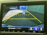 車両後方の様子を画面で確認でき、黄色のガイド表示を目安にしながら駐車をサポートします。周囲の状況を目で確かめる習慣と合わせて活用でき、駐車時の安心感につながります。