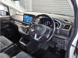 ◆視界広々で非常に運転しやすくロングドライブでも疲れを感じさせないすっきりとまとまったインパネ周りです。