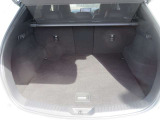 トランクの写真になっております。荷室容量は約505Lになっております。取り外し可能なトノカバーも装備されております。