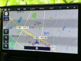 道路や周辺施設が表示され、現在地と目的地までの位置関係を確認しやすい地図画面です。縮尺変更にも対応し、初めて訪れる場所への移動や日常のお出かけをサポートします。