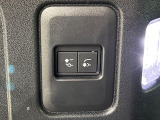 電子制御エアサスペンション 走行中や停車時に車高を上げ下げすることで、多用途性を高めます。乗員の乗り降りの際やトランクに荷物などを積み込むときにも便利です。