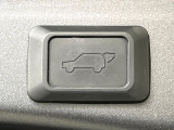 【パワーバックドア】スマートキーや運転席のボタンを押すだけでリアゲートが自動で開閉します!荷物を持っている時や、高い位置にあるバックドアを閉める際に便利な機能です♪