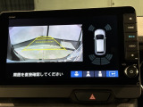リバースギアに入れるだけで後方の表示へ切り替わります。夜間や雨の日の駐車も楽になりますよ。