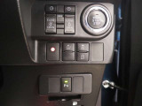 運転席操作部から、電動スライドドアを操作することもできます。
