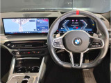 BMWのステアリングはドライバーと車体が一体感に感じれるような操作性を実現しております。また、握りやすさや操作性を向上するためにスイッチ類も配置されております。