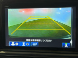 車庫入れの際に後方の障害物をナビモニターで確認出来るバックカメラ。ガイドライン付きですので、停車する位置が分かりやすいですね。