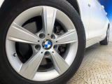 ●純正16インチアルミホイール:輸入車ならではの卓越した走りを支えるホイールと足回りです!日本車の走りに慣れている方にもぜひ体感して頂きたいほど、高いレベルでまとまっています!